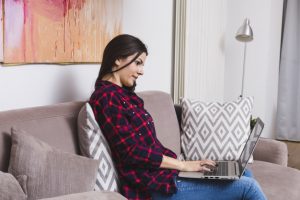 young woman busy using laptop sitting sofa 23 2148137503 1 300x200 - Como Se Tornar Um EMPREENDEDOR DIGITAL Hoje Mesmo