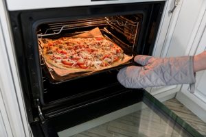 person putting pizza oven 23 2148040991 300x200 - 18 Super Dicas Para POUPAR DINHEIRO e Encher Sua Carteira