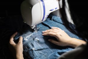 woman doing jeans patchwork using sewing machine home diy sewing concept 1150 6481 300x200 - 18 Super Dicas Para POUPAR DINHEIRO e Encher Sua Carteira