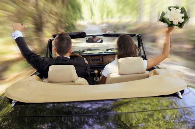 bride groom driving wedding car 1139 447 - Casamento Barato, Lindo e Inesquecível