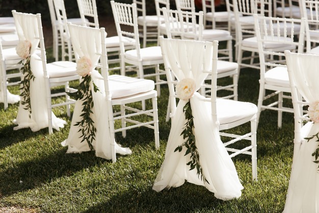 white chairs decorated with peonies greenerty stand outside 1304 3699 - Casamento Barato, Lindo e Inesquecível