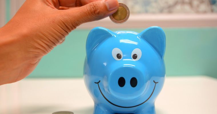 piggy bank 1 - Average cash withdrawal climbs to £80